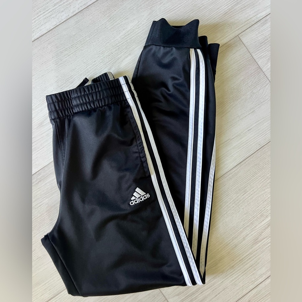Boys Youth Adidas Joggers Tiro 25, Like new size Large